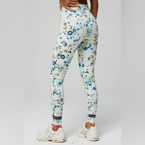 Fabletics motion 365+ high waisted Blue and Cream Floral Leggings medium - Picture 4 of 11